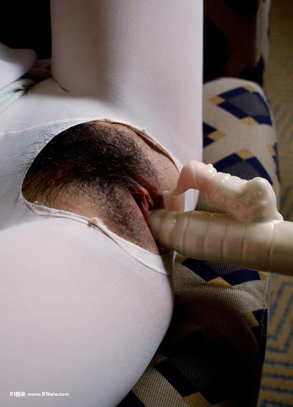 袜裤都被撕碎成开档裤了，只能乖乖让屌插入 [20P][マグネット 写真 手作り]