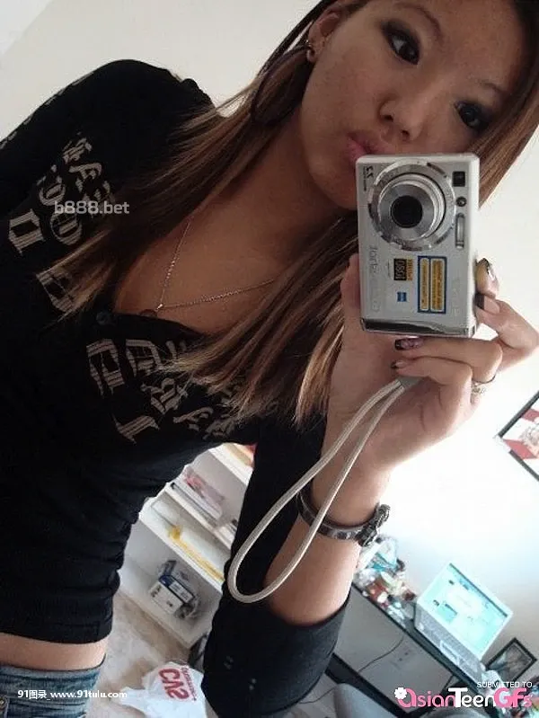 Hot teen makes naked selfies in front of mirror [9P][オーストラリア 名所 写真]