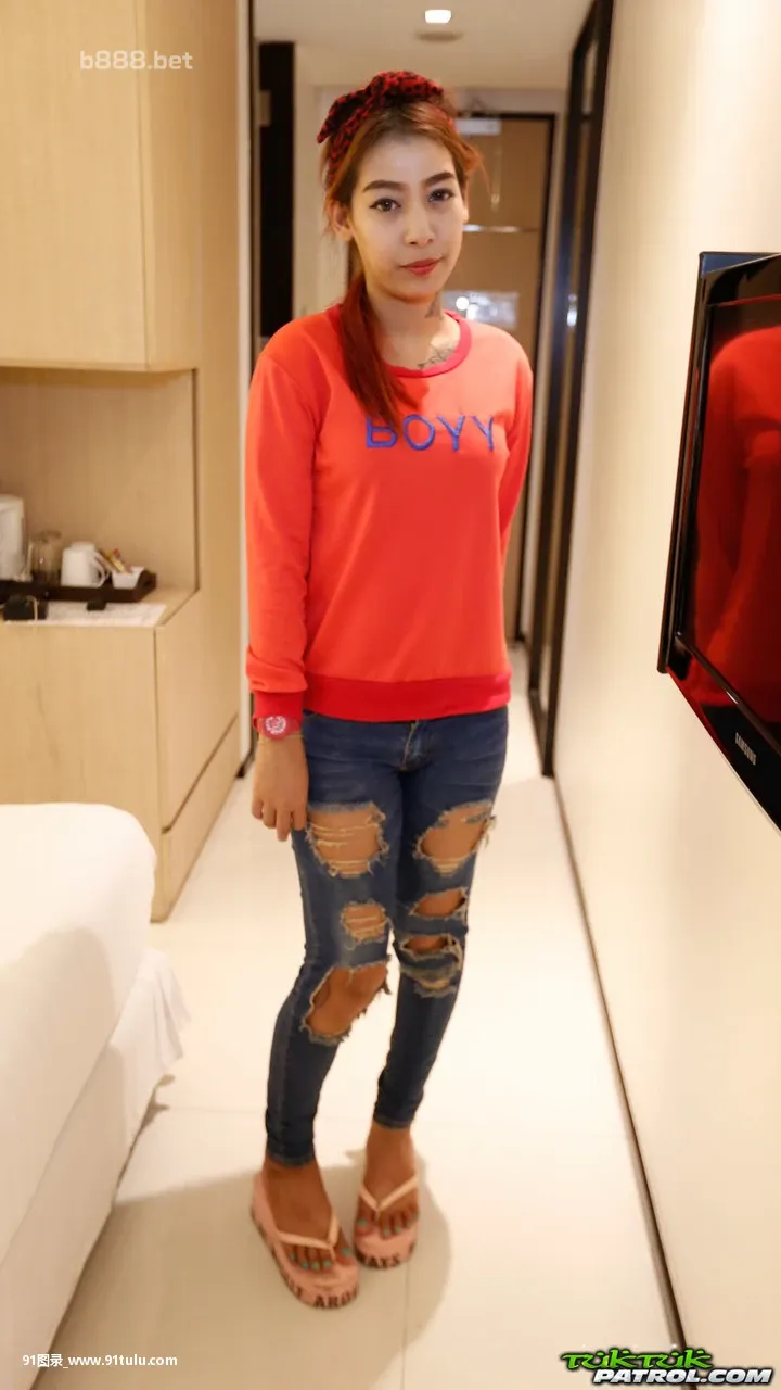 Tattooed Thai female with big tits gets banged by a foreigner in motel room [16P][王巍 写真]