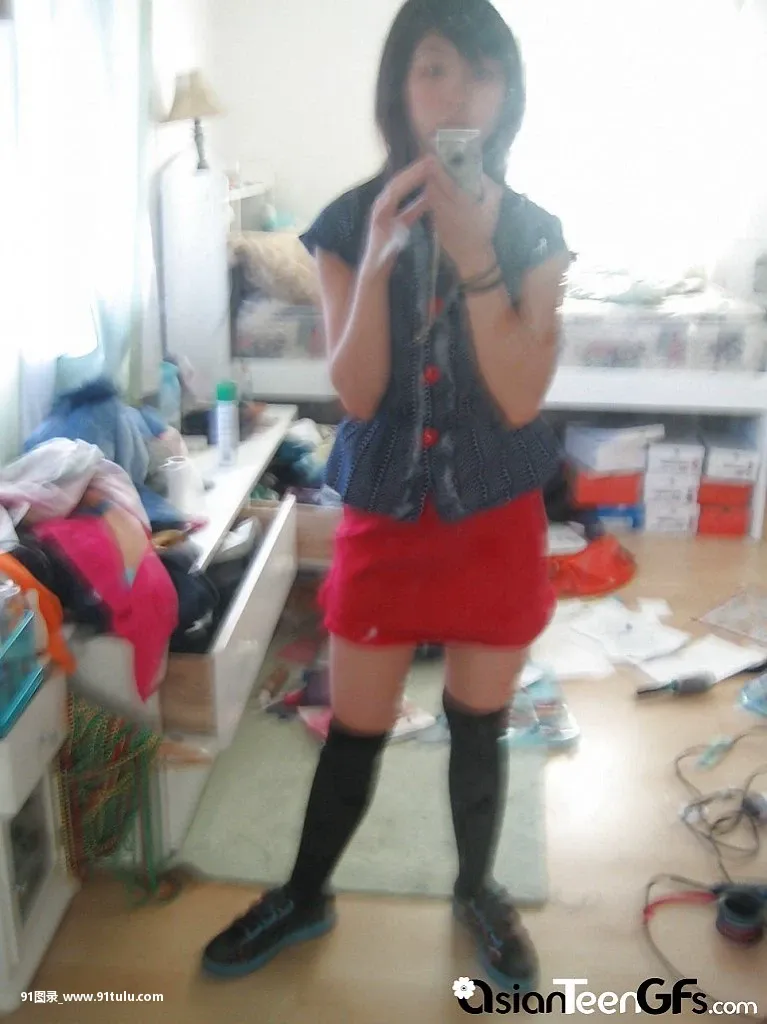 Slutty young babe makes pics of her vagina [9P][出産 分娩 写真]