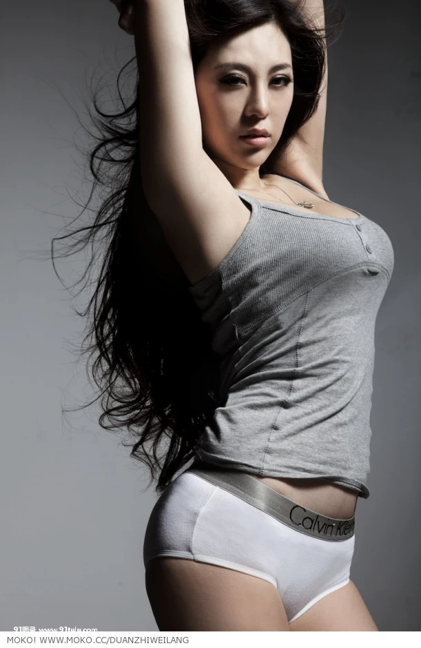 刚小希简洁写真的另一组彩色版本 [9P][ライザップ 石田 えり 写真]