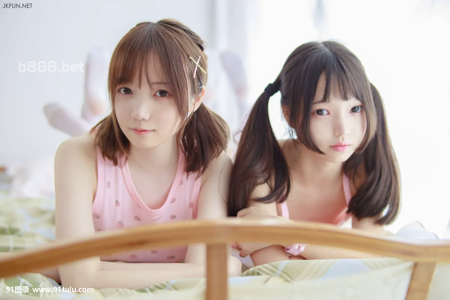 Twin loli girl on white silk [87P][ボスキャリ 履歴 書 写真]