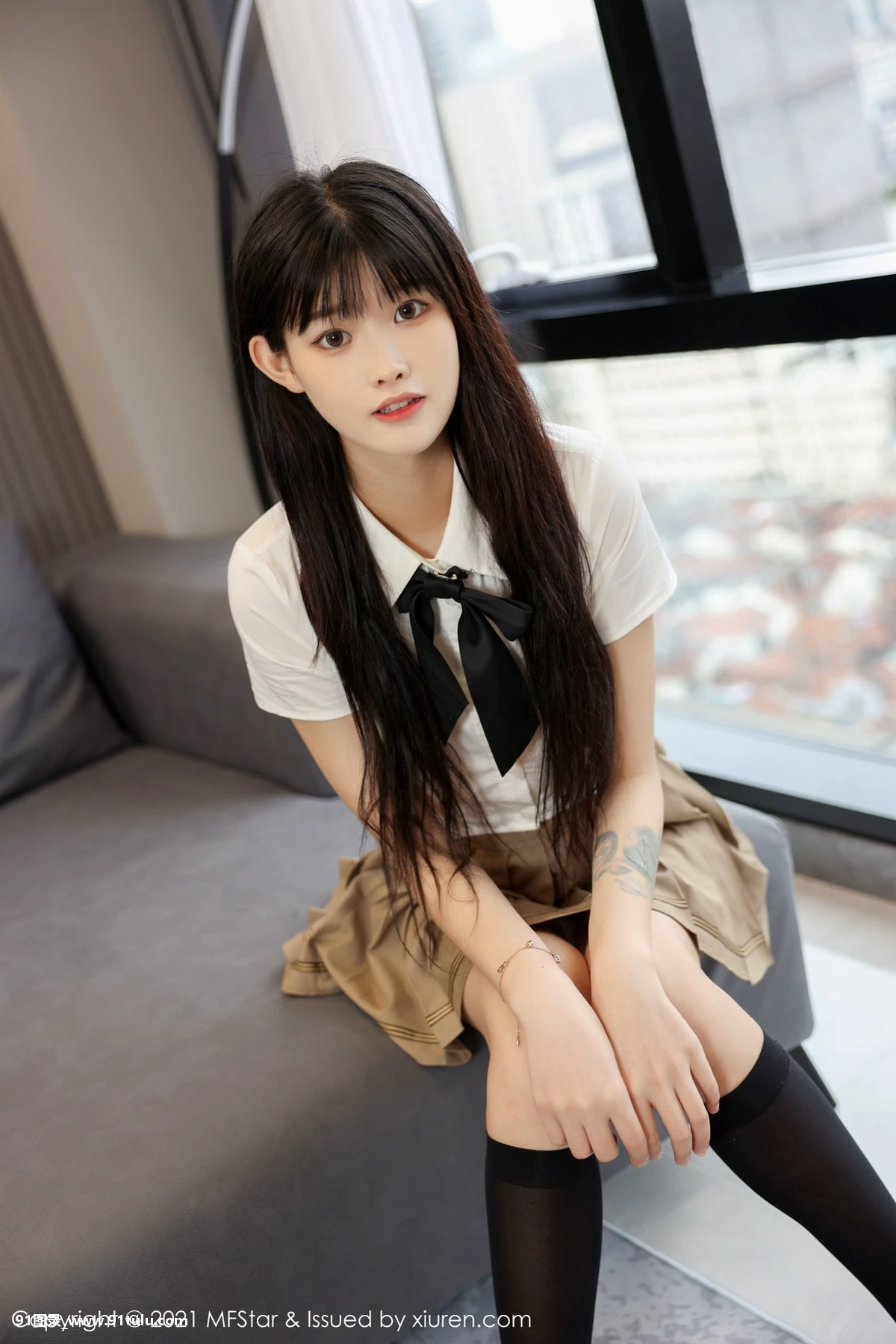 模特77qiqi私房短款白T配百褶裙露黑丝裤袜秀翘臀美腿诱惑写真 [28P][デヴィ 夫人 写真]