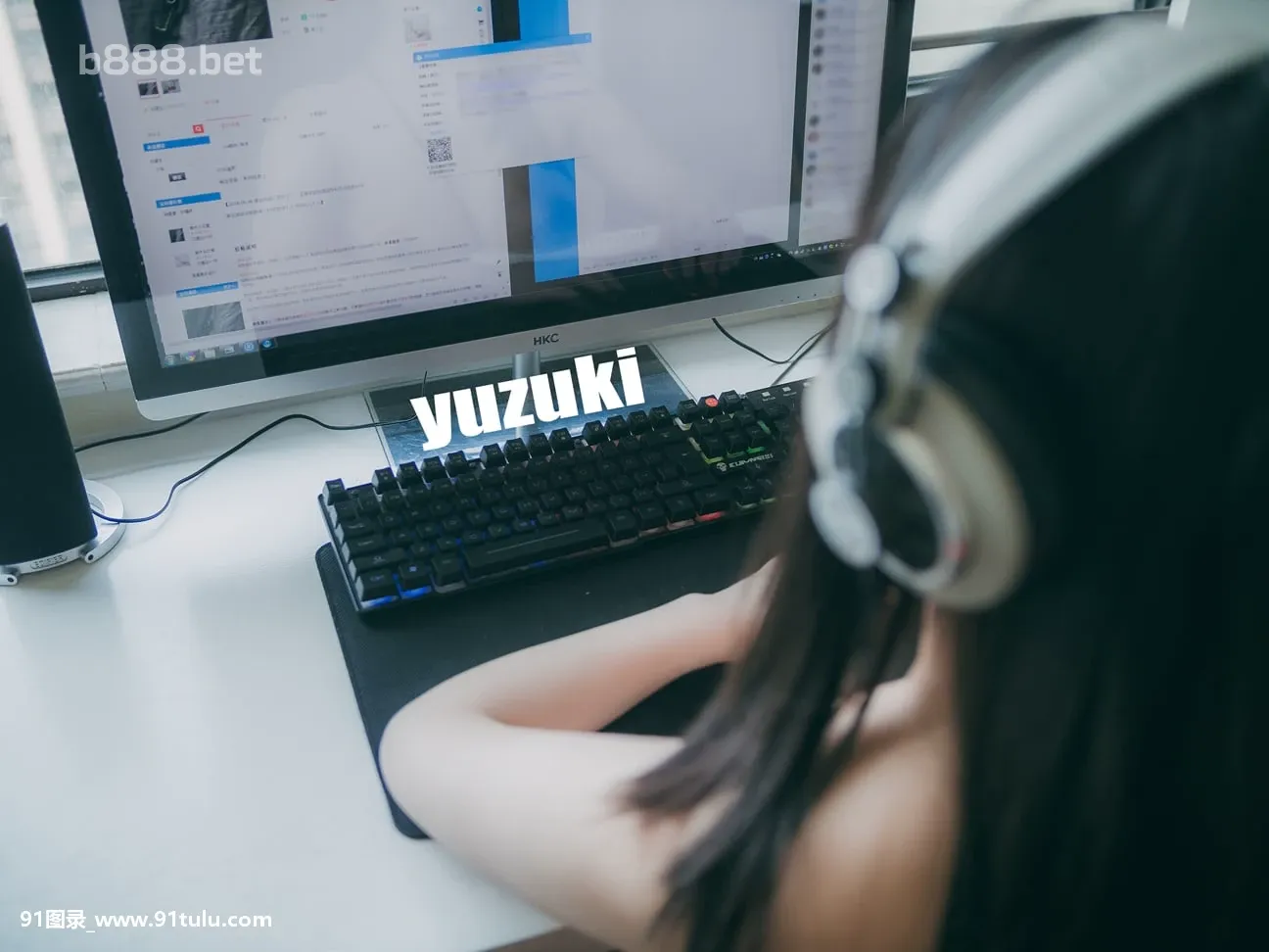 Yuzuki 空闲时间没有衣服 玩游戏 [17P][リス の 写真]